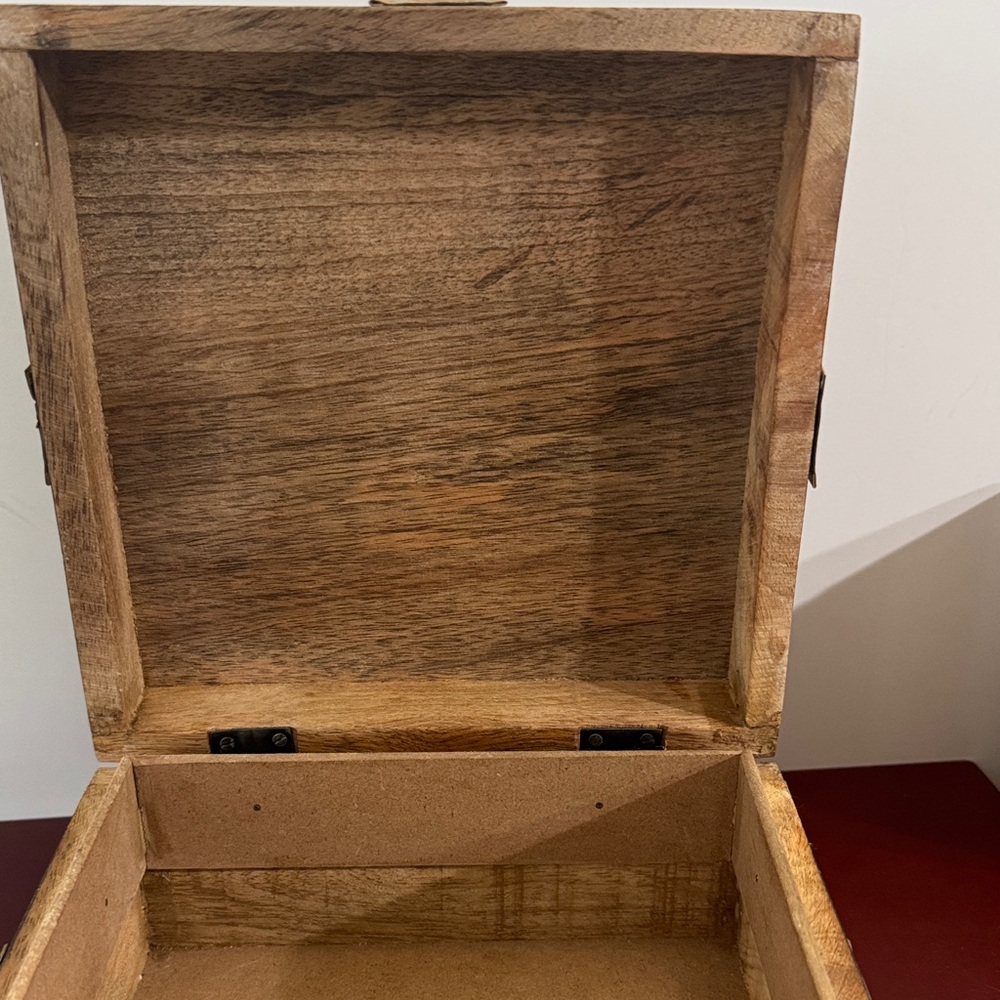 Vintage Wood decorative box with a hammered brass ribbon and bow - Picture 4 of 14